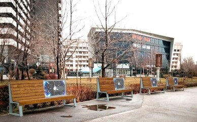 КМДА пояснила, що за дивні лавки з телевізорами з'явилися у Києві