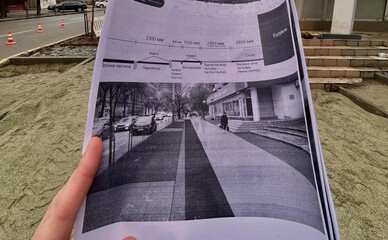 В Днепре показали три примера, как убрать лестницу на улицах с уклоном