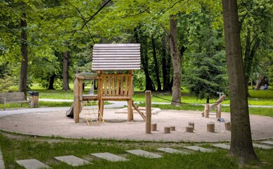 Кінець яскравому пластику: чому дитячі майданчики з дерева підкорюють Україну
