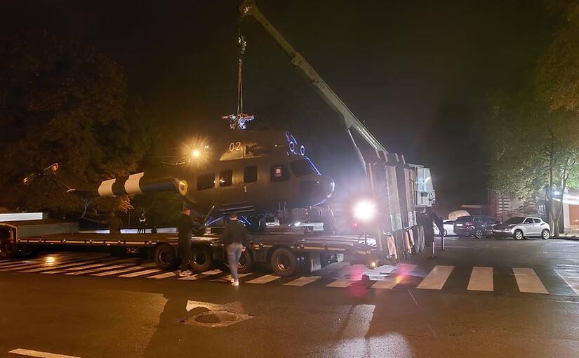 У Полтаві через добу демонтували вертоліт Мі-2, встановлений на місці пам'ятника Петру І - фото