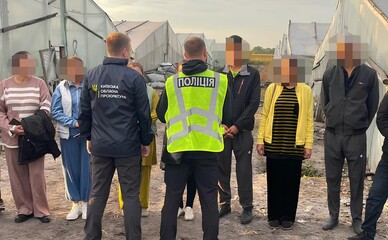 Туалет по расписанию и штрафы за каждое нарушение: на ферме под Киевом держали в рабстве 13 узбеков