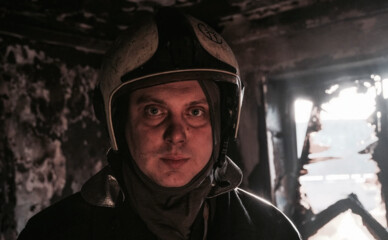 Фото дня: київський рятувальник приїхав гасити пожежу у власній квартирі після обстрілу