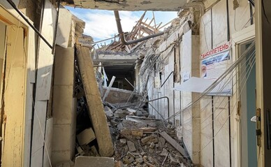 Российская атака разрушила крышу и четвертый этаж поликлиники на Подоле