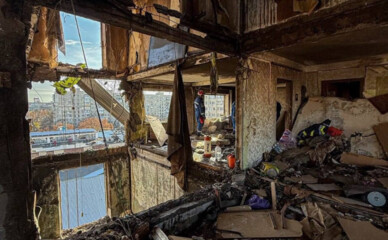 ГСЧС показала, как выглядит изнутри разрушенный дроном дом на Троещине