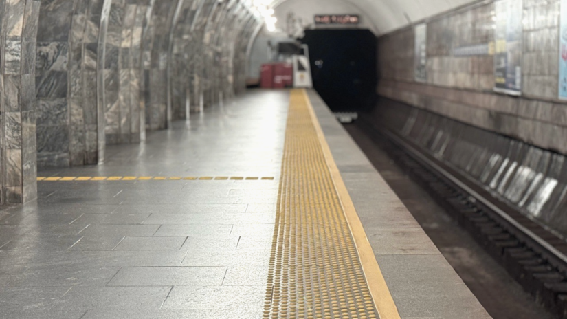 В Киевском метро нанесли тактильные полосы для людей с нарушениями зрения