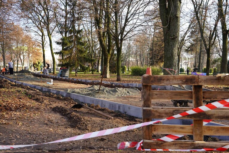 У Корпусному парку Полтави розпочали ремонт доріжок 