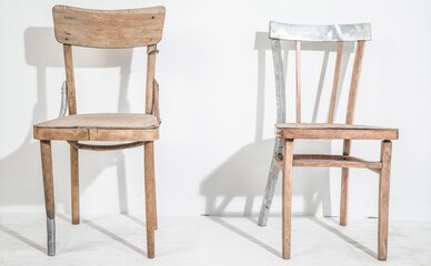 Французький художник відновлює пошкоджені українські меблі металом із російських ракет