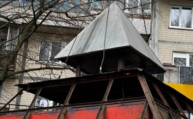 В Киеве убрали необычные МАФы, похожие на египетские пирамиды