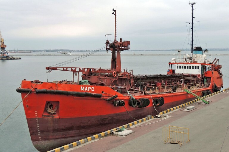 Владелец танкера в Одессе пролила тонну нефти в Черное море