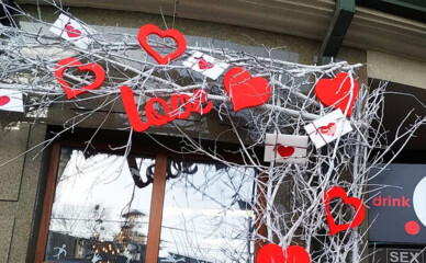 В Днепре украшения ко Дню влюбленных прикрепили степлером к фасаду на Яворницком.