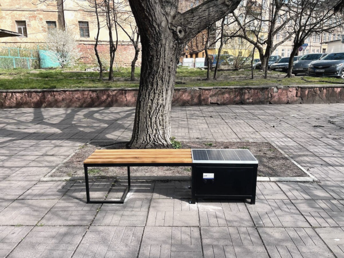 На улицах города установили скамейки с солнечными панелями для зарядки гаджетов