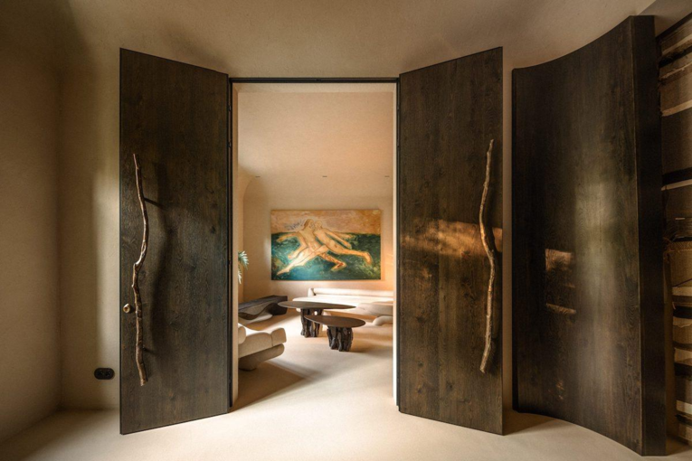 На Терещенковской открыли офис нотариуса с галерейным дизайном и коллекционной мебелью