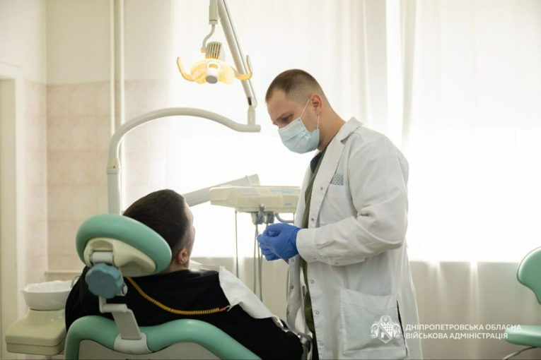 На Дніпропетровщині зʼявилась програма безоплатного лікування зубів військовим 