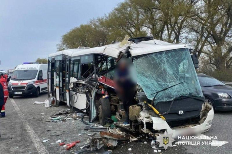 На Полтавщині у ДТП за участю вантажівки постраждали пасажири автобуса