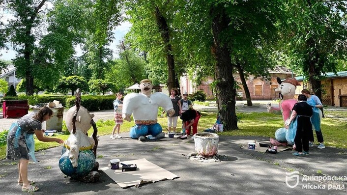 У Дніпрі юні художники розмалювали казкові фігури в парку Глоби