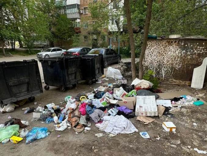 В Днепре подростки засорили территорию у подъезда на ж/м Ломовский