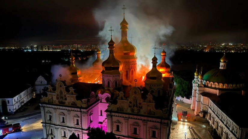 У Києво-Печерській лаврі хрест врятував вогнеборців від влучання дрона