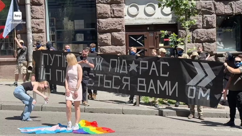 У Києві дівчина вибачилася за топтання ЛГБТІК-прапора на «КиївПрайді»