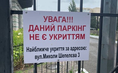 На Соломенке жильцам дома запретили прятаться в тревогу в своем паркинге без чипов