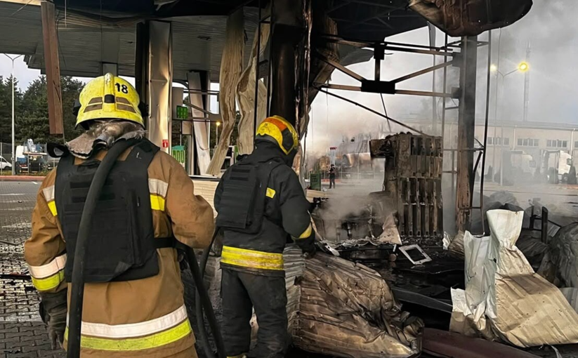 За лето россияне 15 раз ударили по АЗС в Харькове 