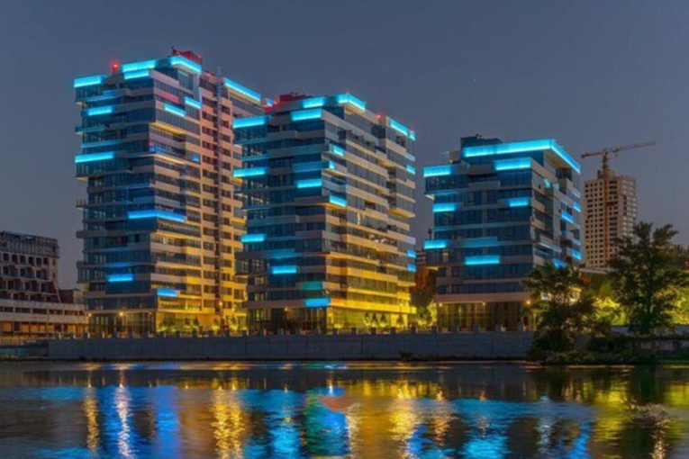 У Дніпрі фасад Port City на набережній прикрасили динамічною підсвіткою