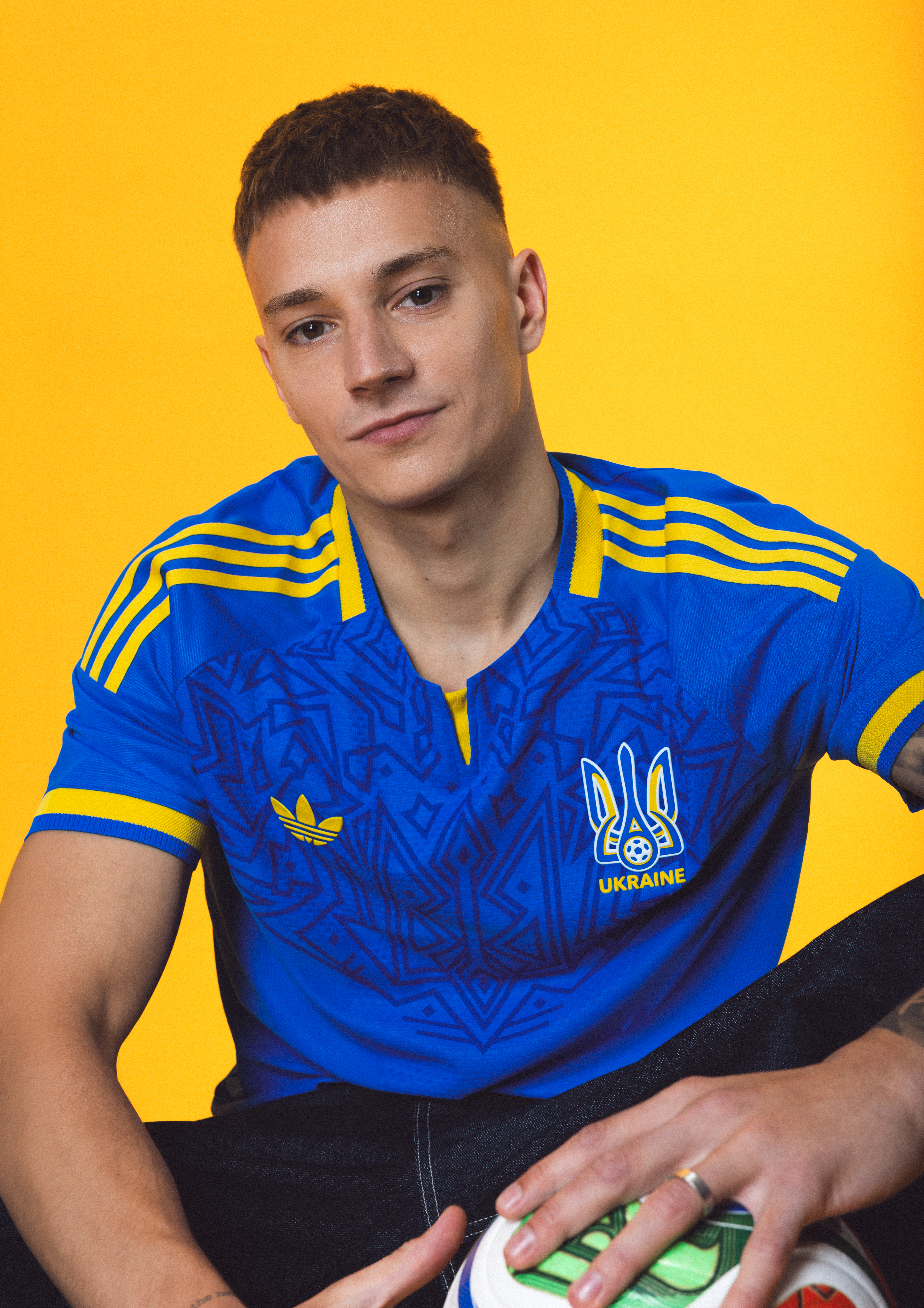 Для сборной Украины создали новую выездную форму &mdash; с гербами от трезубца до современности фото 1