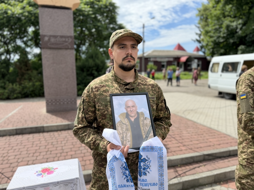 В Полтавской области простились с двумя погибшими военными - фото